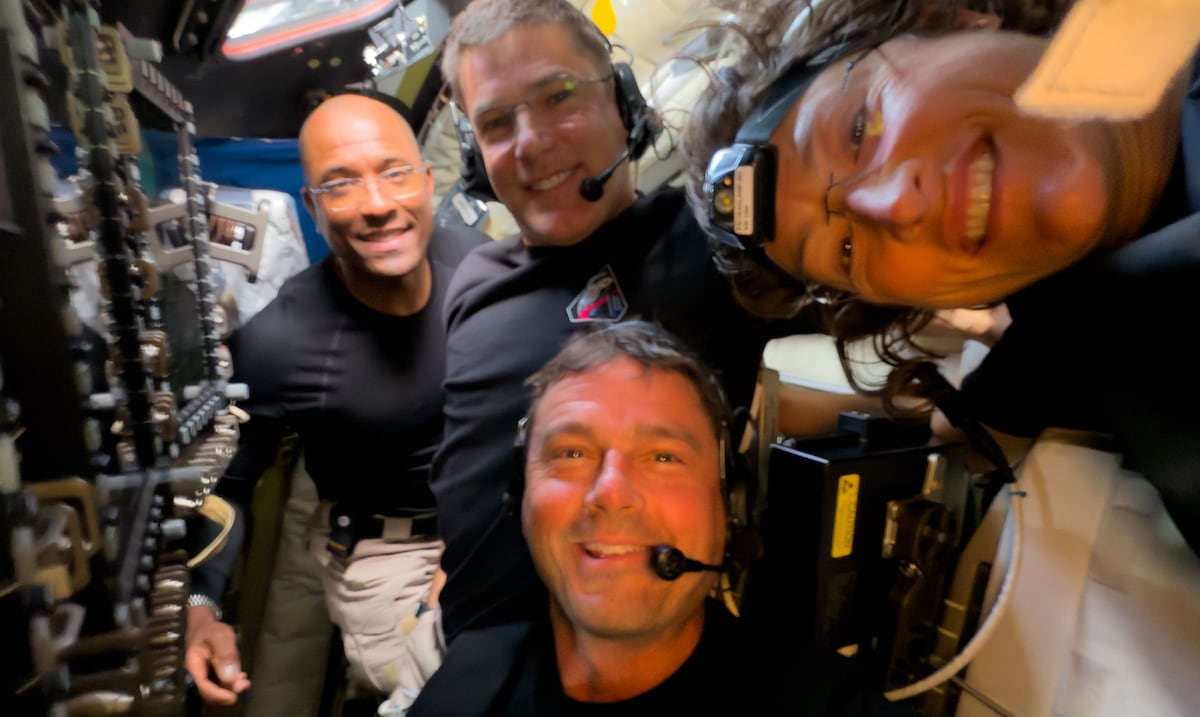 Astronautas de Artemis II ajustan trayectoria de retorno hacia la Tierra