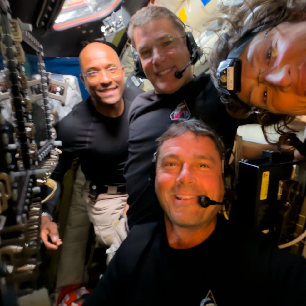 En la imagen, proporcionada por la NASA, la tripulación de Artemis II, de izquierda a derecha, Victor Glover, Jeremy Hansen, Reid Wiseman y Christina Koch, hacen una pausa para girar la cámara y tomarse una selfie a mitad de su periodo de observación lunar durante un sobrevuelo al satélite, el lunes 6 de abril de 2026. (NASA vía AP)