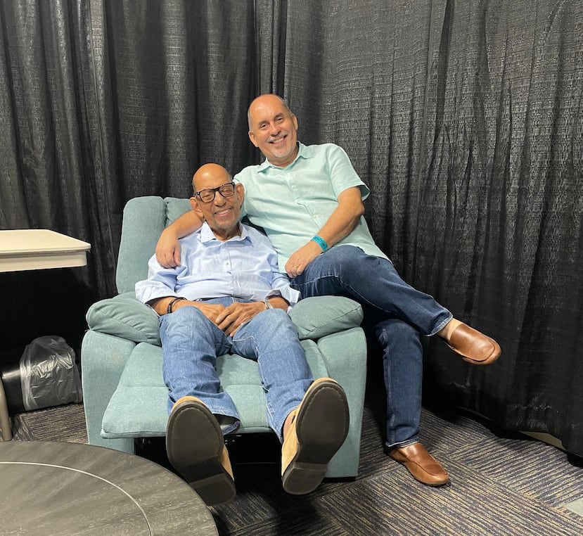 Humberto Ramírez, a la derecha, junto al maestro Willie Rosario, sentado.