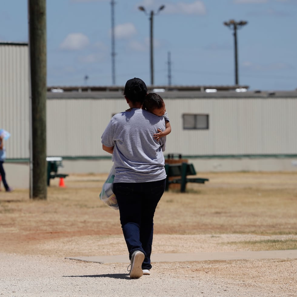El bebé, llamado Juan Nicolás, ha estado “constantemente enfermo” desde que llegó a Dilley, “vomitando y con problemas respiratorios”, detallaron fuentes.
