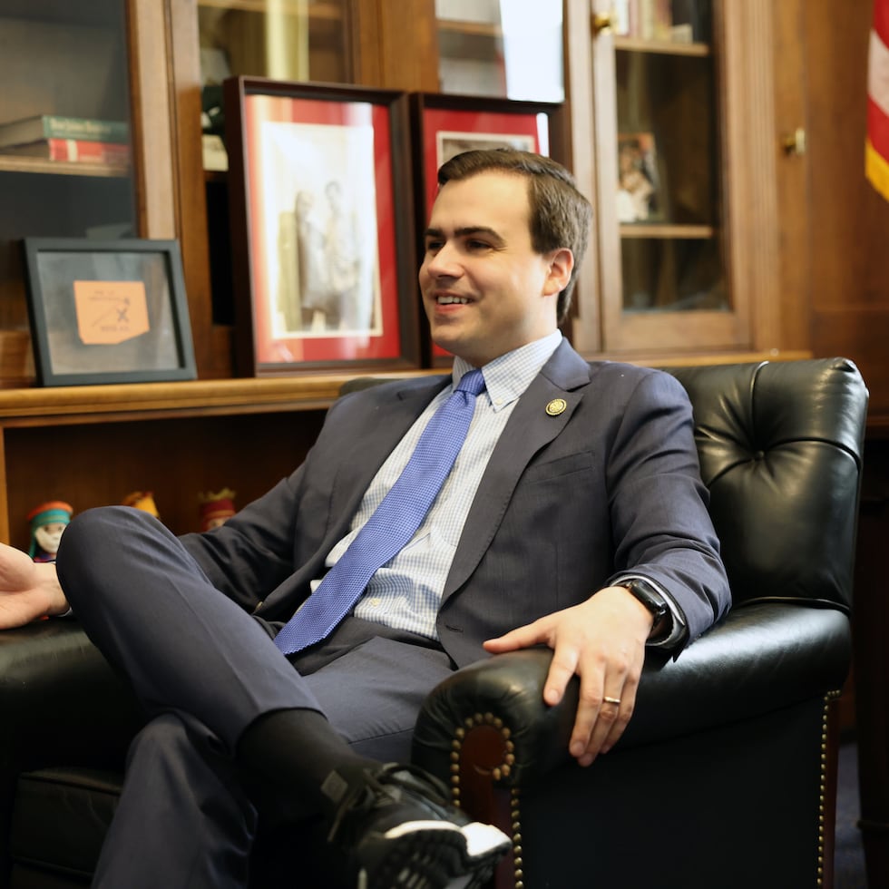 Dos expertos asisten al comisionado residente en Washington, Pablo José Hernández, en la evaluación de los proyectos que buscan reformar el sistema de permisos del gobierno de Puerto Rico.