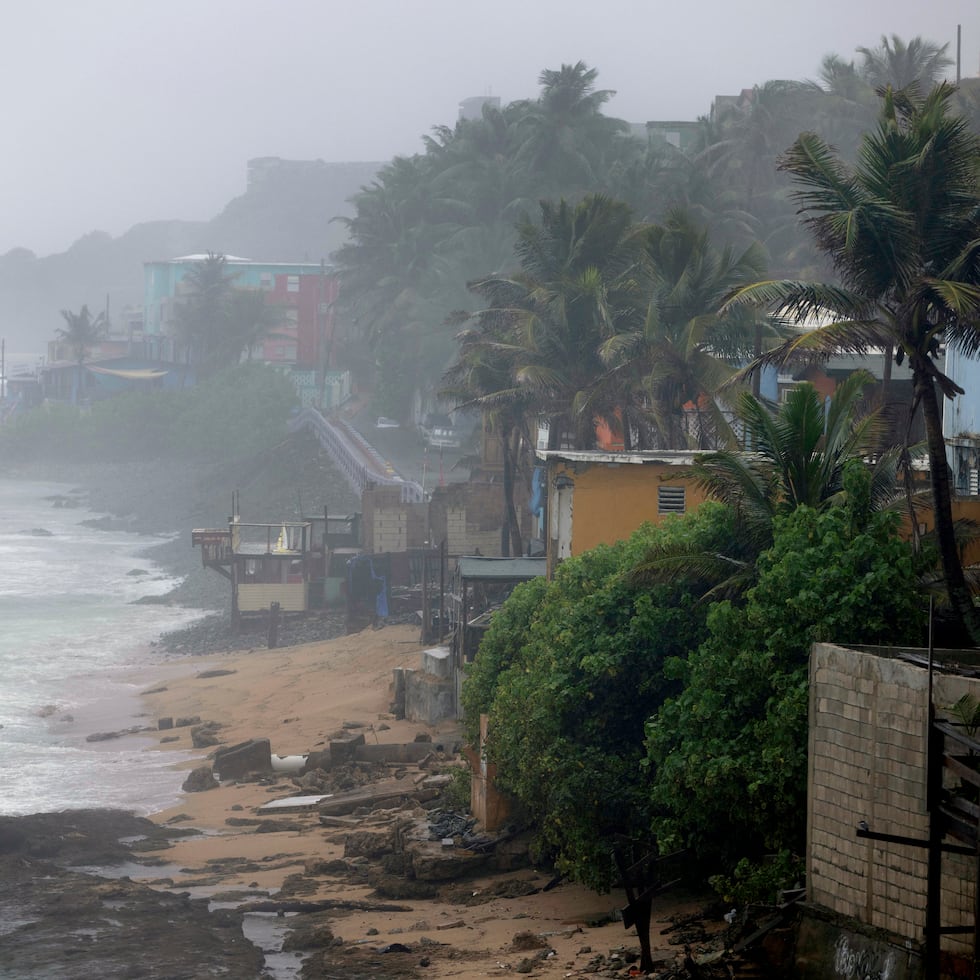 En la mañana, el SNM advirtió que parchos de humedad podrían provocar lluvias y riesgo de inundaciones limitadas desde el interior hacia el oeste y noroeste de la isla.