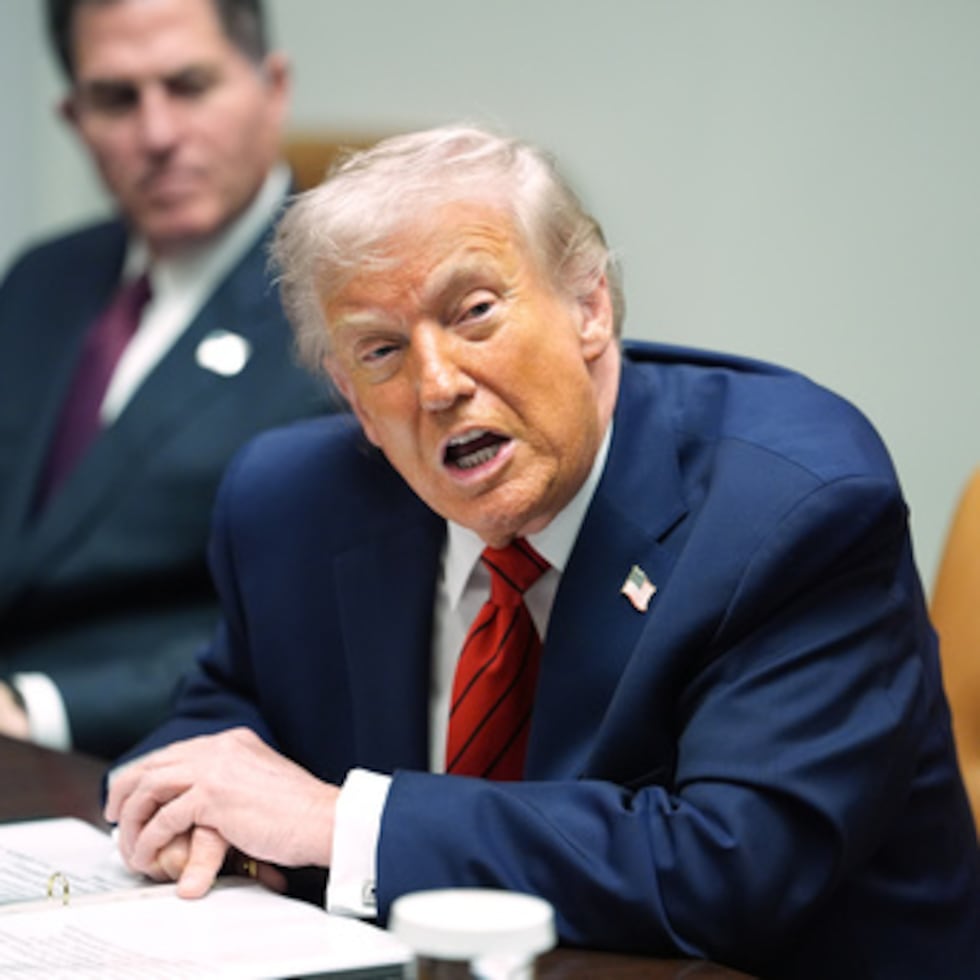 Sentado junto al fundador y CEO de Dell, Michael Dell, izquierda, el presidente Donald Trump habla durante una mesa redonda con líderes empresariales en la Sala Roosevelt de la Casa Blanca.