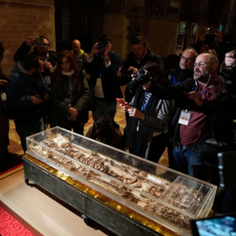 Periodistas graban los restos de Francisco de Asís en el interior de la Basílica de San Francisco de Asís en Asís, Italia.