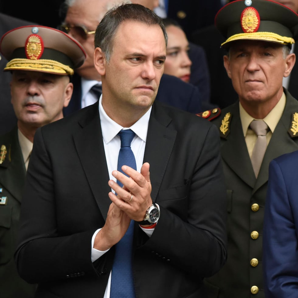 Manuel Adorni, mano derecha del presidente Javier Milei, a quien conoció en un estudio de televisión, ha estado envuelto desde marzo pasado en un creciente escándalo por sus gastos suntuosos que finalmente derivó este sábado en su salida del Ejecutivo.