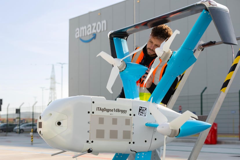 ROMA, 05/12/2024.-Amazon ha llevado a cabo con éxito su primer vuelo de entrega de paquetes con drones en la región italiana de Los Abruzos (centro), donde está desarrollando su proyecto 'Prime Air' para Europa, anunció este jueves la compañía. El vuelo de prueba se llevó a cabo con el nuevo MK-30, el sistema automatizado de drones que utiliza el programa de visión por ordenador "altamente automatizado" de Amazon y que permite a los aparatos "alejarse con seguridad de los obstáculos garantizando la seguridad de personas, animales y bienes", señaló la empresa.-EFE/Amazon Italia ***SOLO USO EDITORIAL/SOLO DISPONIBLE PARA ILUSTRAR LA NOTICIA QUE ACOMPAÑA (CRÉDITO OBLIGATORIO)***