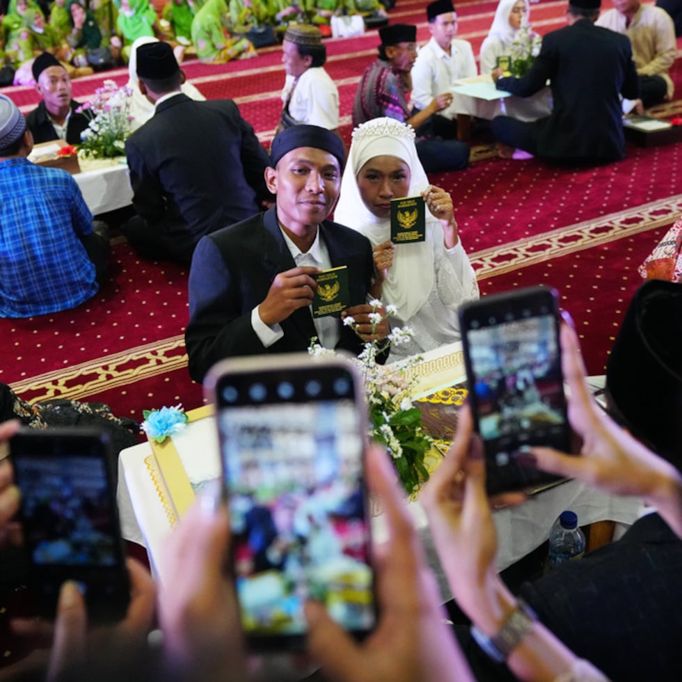 51 parejas dijeron “sí”… ¡al mismo tiempo! Así fue una emotiva boda masiva en Indonesia