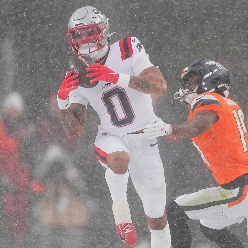 Christian Gonzalez (0), cornerback de los Patriots de Nueva Inglaterra, intercepta un pase en el juego ante los Broncos de Denver.