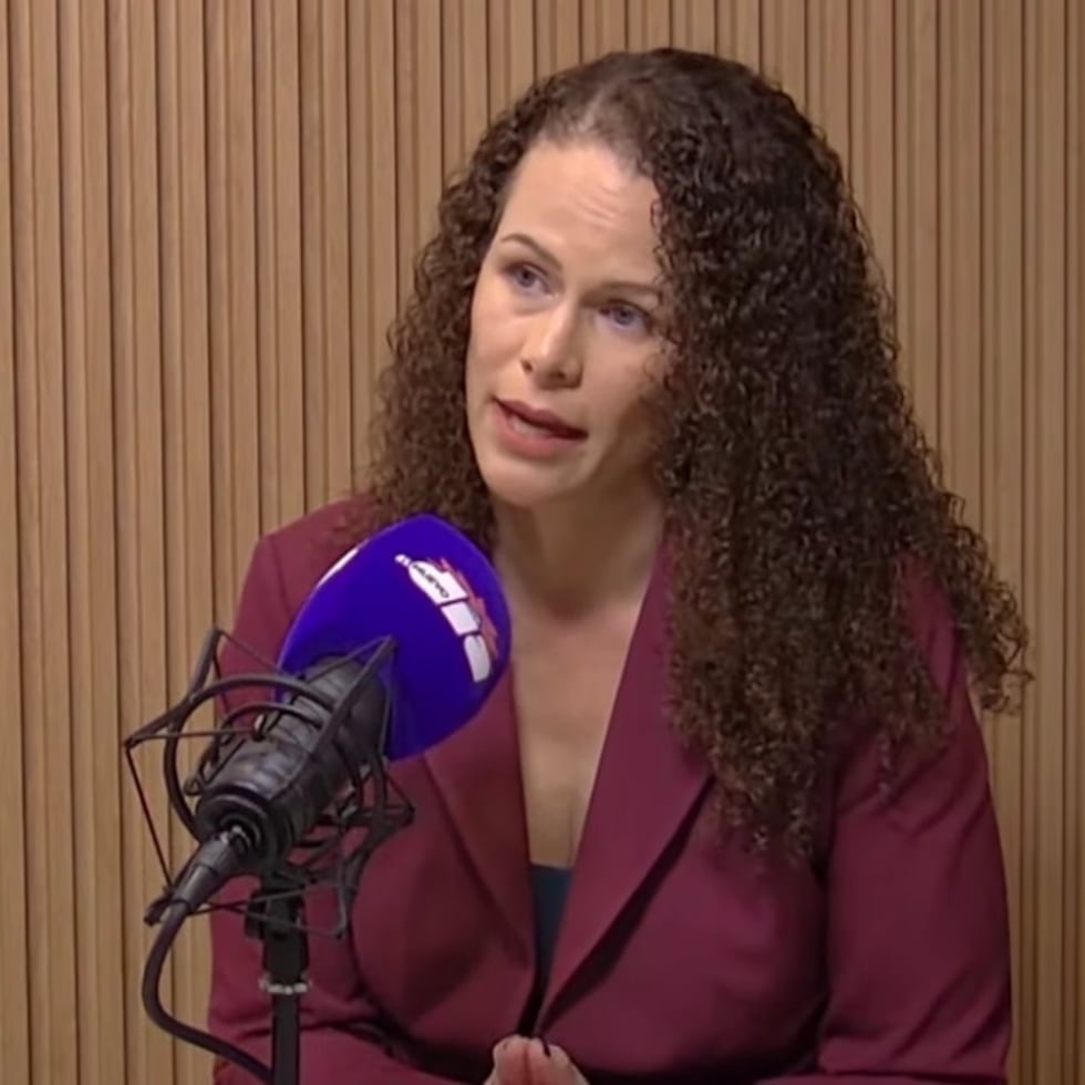 Arriba, la presidenta del consorcio LUMA Energy, Janisse Quiñones.