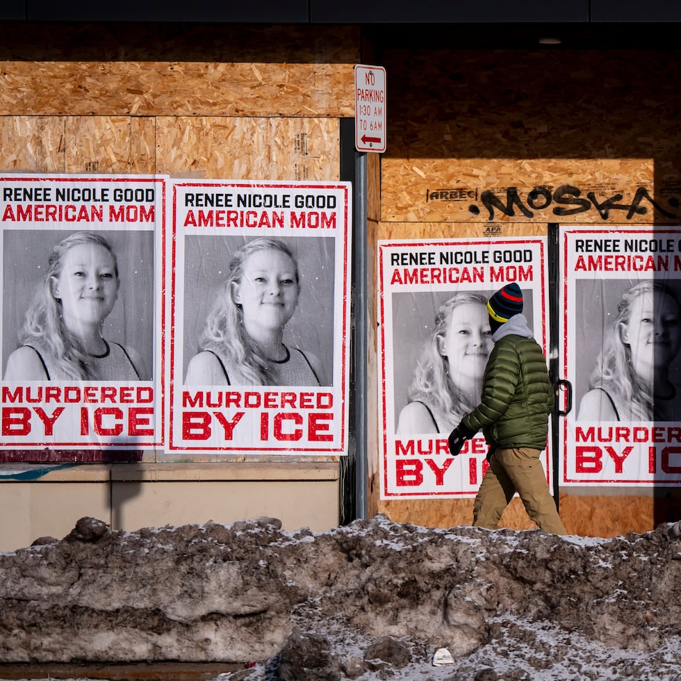 Fotos erigidas en honor a la memoria de Renee Good, quien fue muerta a tiros por un agente de ICE, en Minneapolis, Minnesota, el 11 de enero del 2026. La familia de la mujer contrató al mismo bufete de abogados que representó a la familia de George Floyd.