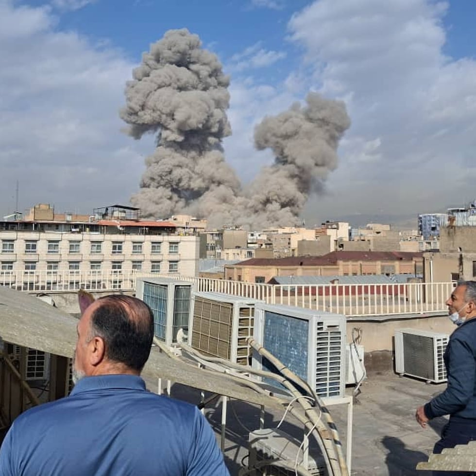 El ataque se expandió rápidamente más allá de Irán. La Guardia Revolucionaria paramilitar iraní dijo que respondió lanzando una “primera oleada” de drones y misiles contra Israel, donde se emitió una alerta nacional mientras el ejército afirmaba que estaba interceptando el fuego iraní.