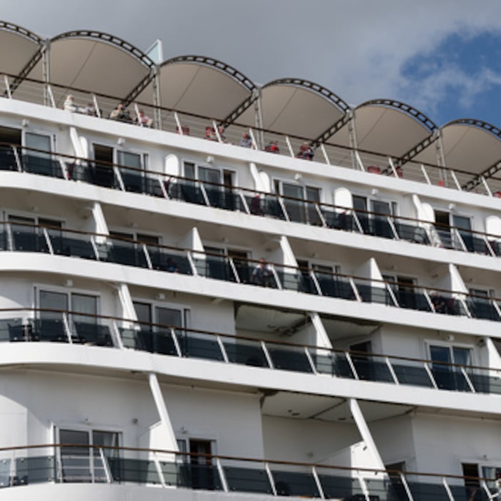 Pasajeros a bordo del crucero británico The Ambition, mientras las autoridades francesas han ordenado a 1,700 pasajeros y tripulación permanecer a bordo debido a un brote de enfermedad gastrointestinal.