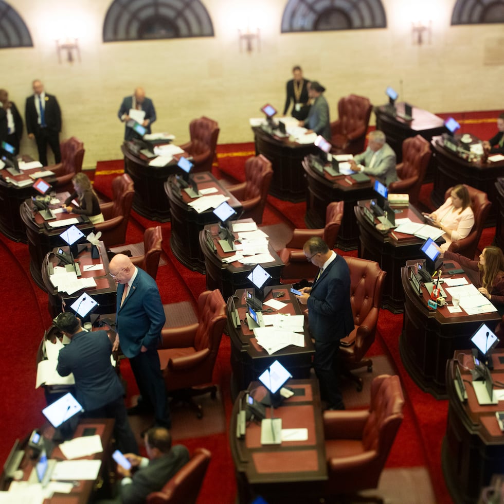 Junio 19 del 2026 San Juan, PR. El Senado descargó y aprobó este viernes19 de junio, a viva voz, la resolución para investigar las denuncias contra el secretario de la Gobernación, Francisco Domenech, que refirió –al cuerpo legislativo y la Oficina del Panel sobre el Fiscal Especial Independiente– el exsecretario de Desarrollo Económico y Comercio Sebastián Negrón Reichard. Vista parcial del hemiciclo del senado.
####
FOTO POR: xavier.araujo@gfrmedia.com
Xavier Araújo / GFR Media / Araujo