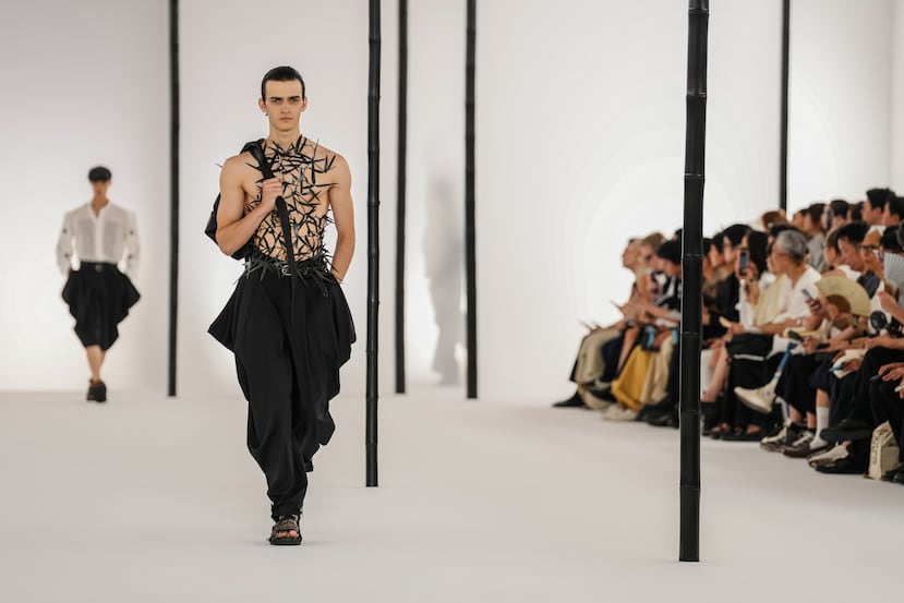 Un modelo luce una prenda de la colección Issey Miyake Homme Primavera-Verano 2027, presentada en París el jueves 25 de junio de 2026.