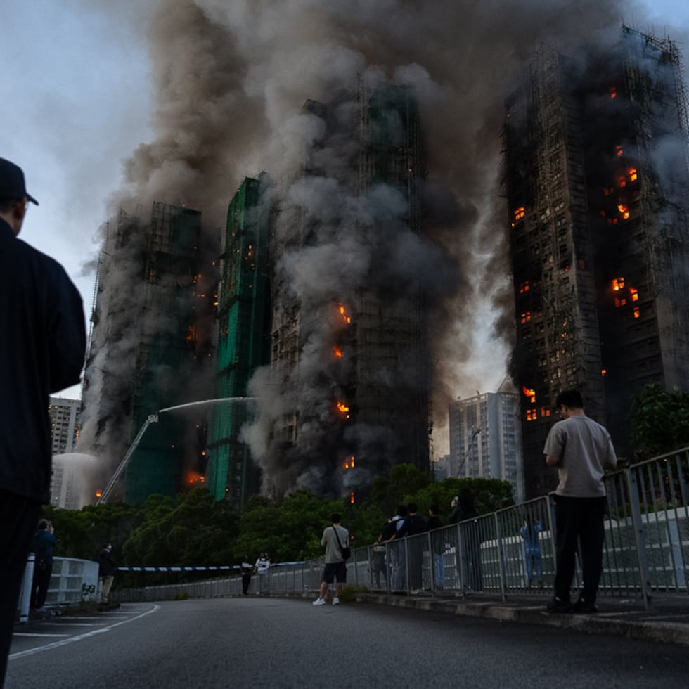 Los muertos por el incendio de varios bloques de viviendas en el distrito de Tai Po se elevan ya a 36.