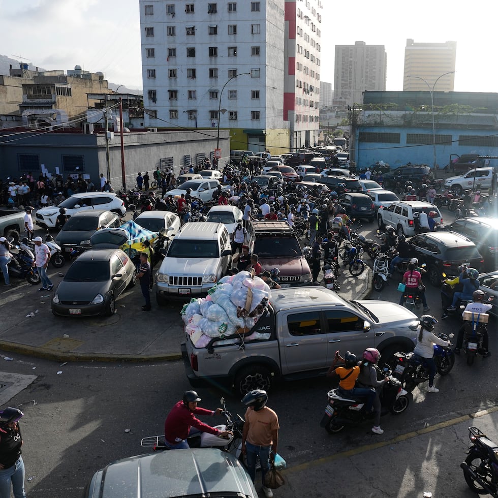 Voluntarios que transportaban ayuda humanitaria llegan a un hospital en Catia La Mar, Venezuela, el viernes 26 de junio de 2026, dos días después de que dos terremotos sacudieran el país.