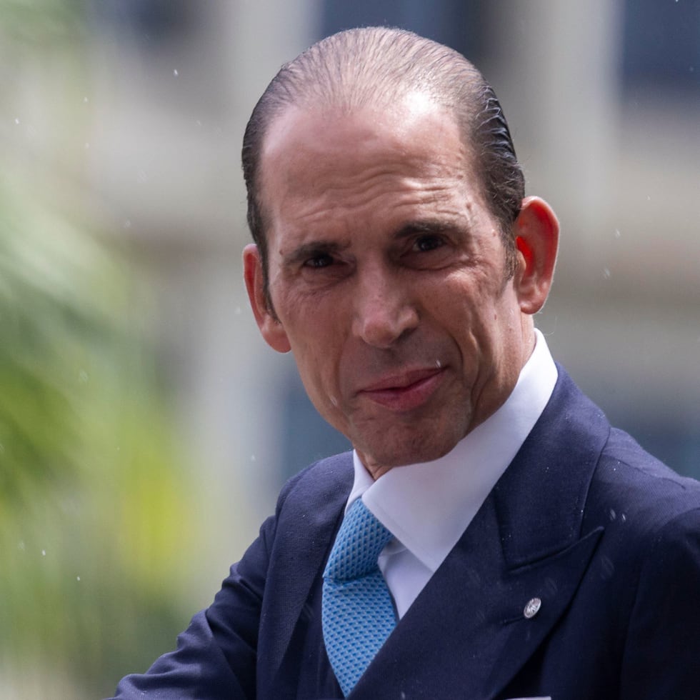 El banquero venezolano Julio Herrera Velutini, indultado por Trump, junto a la exgobernadora Wanda Vázquez Garced, en enero pasado.