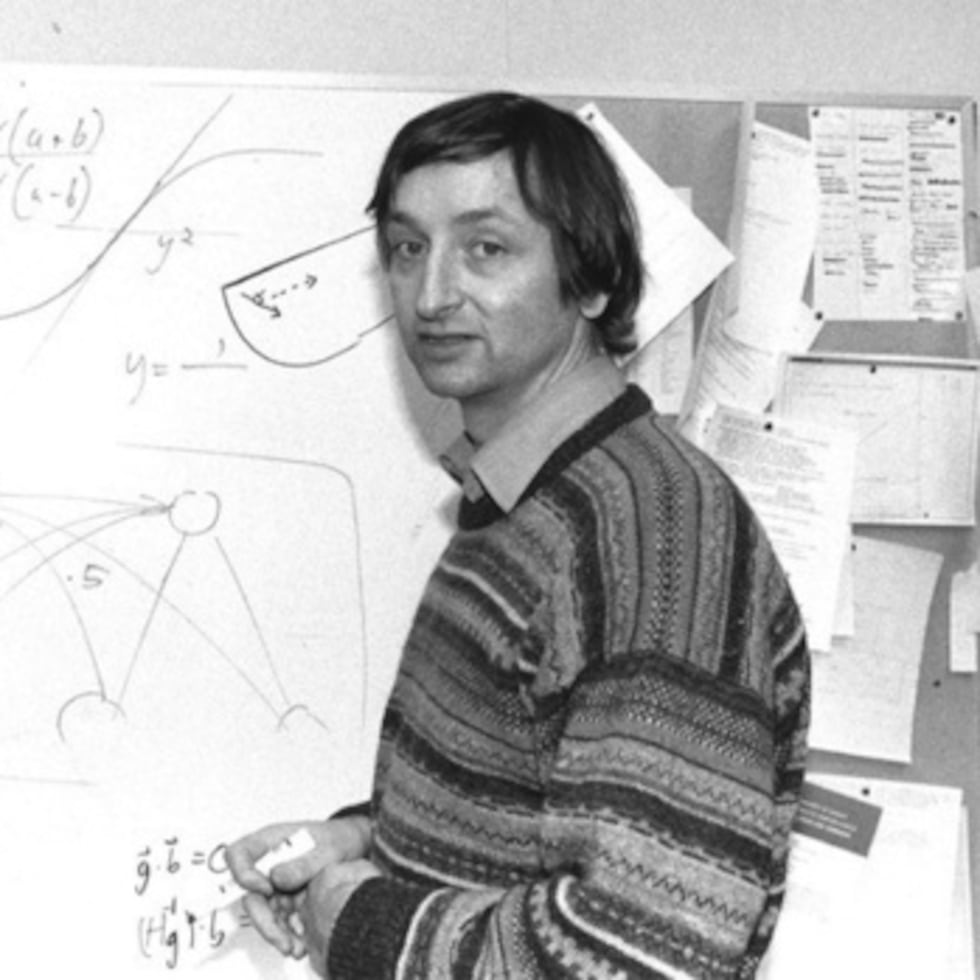 Geoffrey Hinton, pionero de la IA, en foto de los 80.
