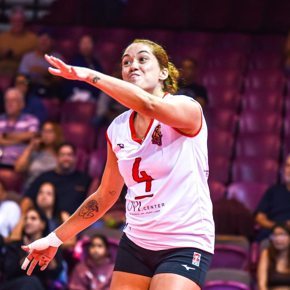 La acomodadora ponceña Raymariely Santos celebra un punto de las Leonas, en en el partido ante las Atenienses el lunes.