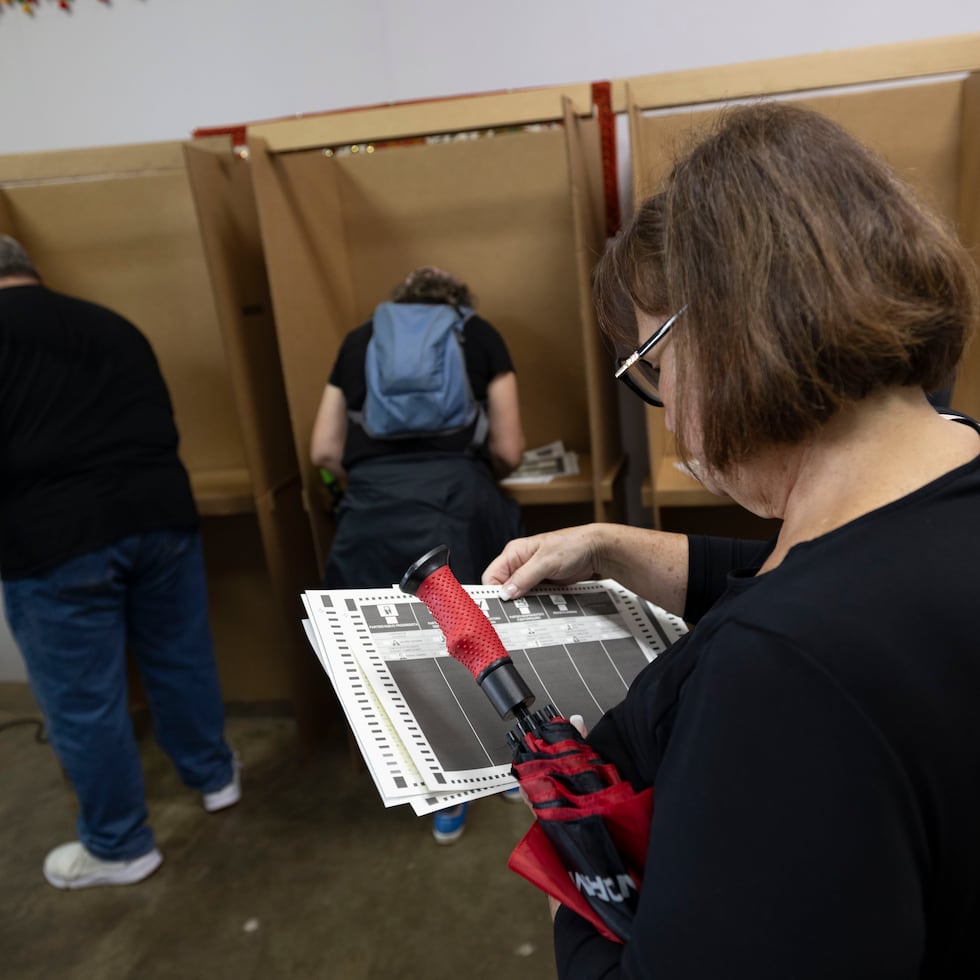 La propuesta original contemplaba, además, ampliar el horario de votación de 8:00 a.m. a 5:00 p.m., pero la versión aprobada en el Senado lo mantuvo hasta las 4:00 p.m.