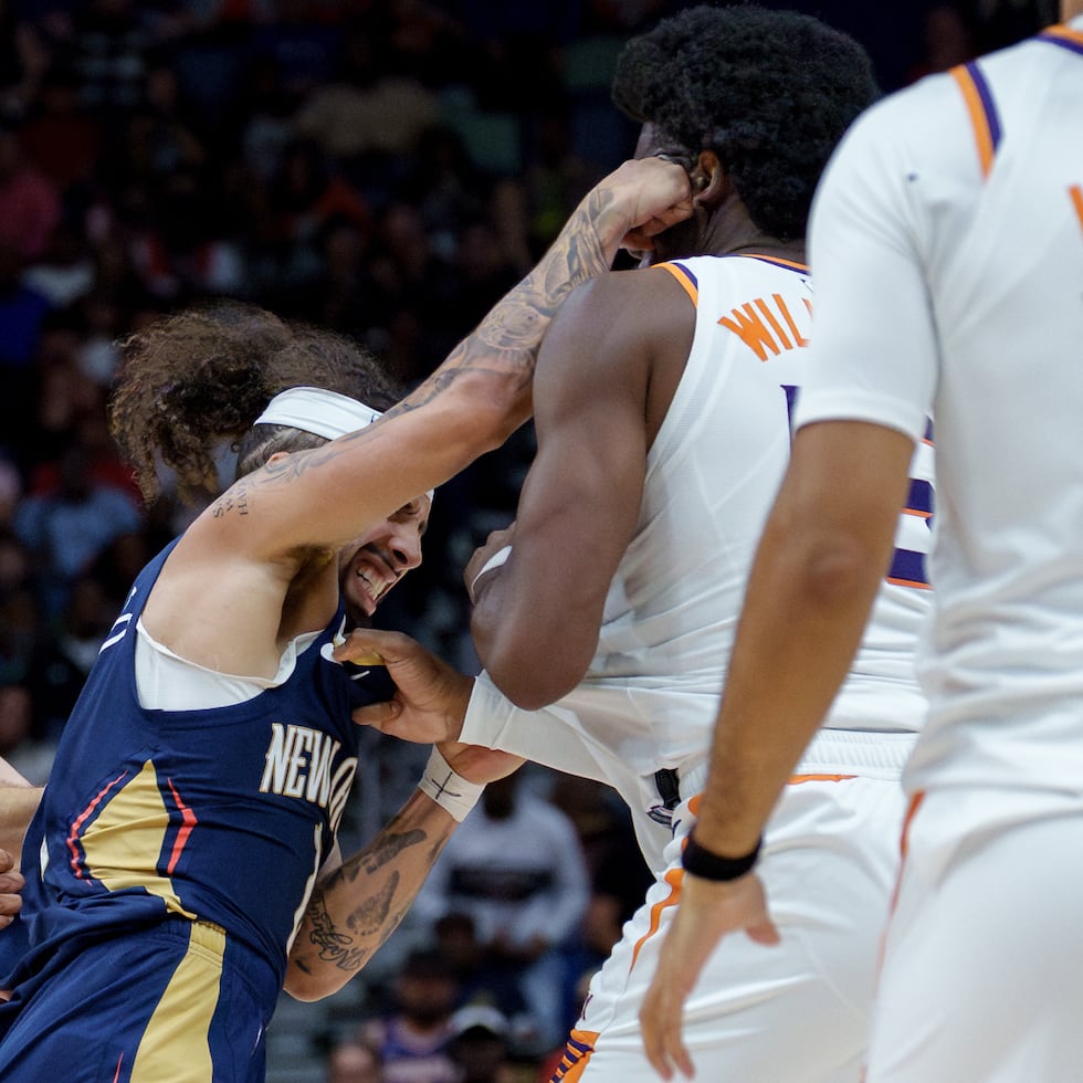 José Alvarado le conecta un golpe a Mark Williams durante el choque del sábado entre los Pelicans y Suns.