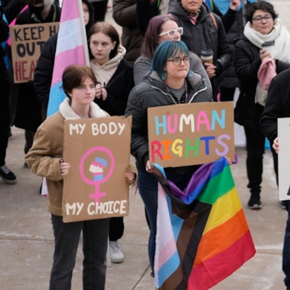 El anuncio del jueves pone en peligro el acceso en casi dos docenas de estados donde los tratamientos farmacológicos y los procedimientos quirúrgicos siguen siendo legales y están financiados por Medicaid, que incluye fondos federales y estatales.