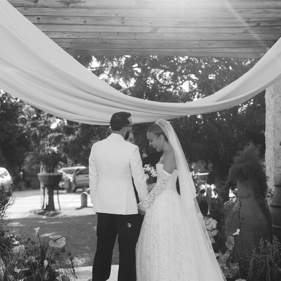 El vestido de Gabriela estuvo a cargo de D'Royal Bride y Ricardo fue vestido de Leonardo 5th Avenue.