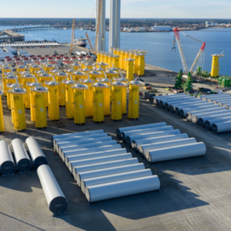 Bases de aerogeneradores, generadores y palas se colocan junto con los buques de apoyo en la terminal marina de Portsmouth en la zona de preparación para el proyecto de aerogeneradores de Dominion Energy el lunes 22 de diciembre, en Portsmouth, Virginia.
