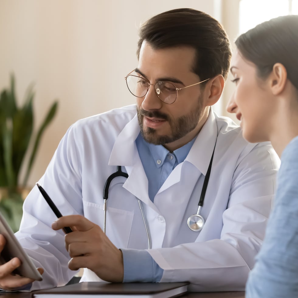 Detrás de cada medicamento existe un diagnóstico, una valoración de riesgos, una interpretación de síntomas, una revisión de laboratorios, una evaluación de posibles interacciones y una consideración de enfermedades alternativas que podrían poner en peligro la vida del paciente, destaca Carlos Díaz.