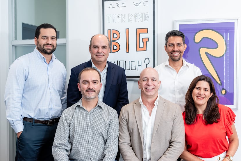 Al frente, de izquierda a derecha, Xavier Divi, Manuel Calderón y Graciela Salcedo. Atrás, en el mismo orden, Carlos Aponte, Roberto Jiménez y Juan Pablo González. Todos son directores de la firma.