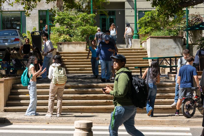 The UPR campus in Mayagüez began classes on Monday, and there are still students attending to matters related to financial aid.