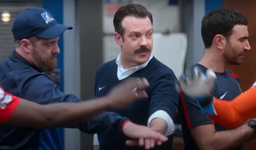 De izquierda a derecha, Brendan Hunt, Jason Sudeikis y Brett Goldstein, parte del elenco de la serie "Ted Lasso".