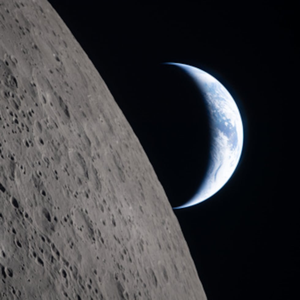 En esta imagen facilitada por la NASA, la tripulación del Artemis II captó cómo la Tierra se oculta tras la Luna durante un sobrevuelo lunar, el lunes 6 de abril de 2026.