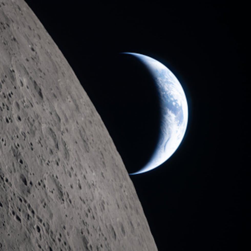 En esta imagen facilitada por la NASA, la tripulación del Artemis II captó esta vista mientras la Tierra se oculta tras la Luna durante un sobrevuelo lunar, el lunes 6 de abril de 2026. (NASA vía AP)