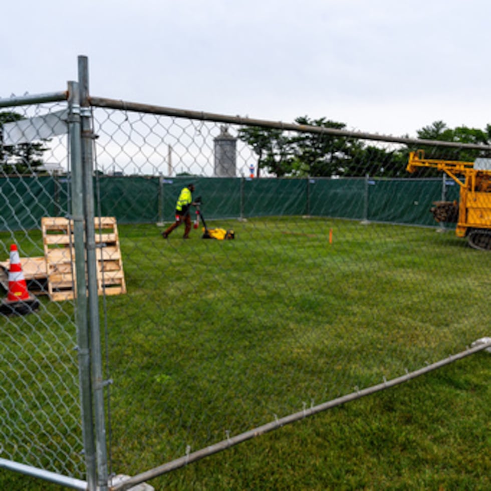 Trabajadores realizan estudios en el Memorial Circle, en Washington, donde el presidente Donald Trump, ha propuesto construir un arco para conmemorar el aniversario número 250 de Estados Unidos.