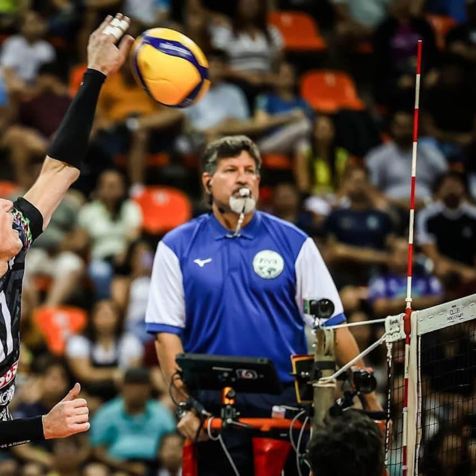 El árbitro Héctor "Ito" Ortiz, a la derecha, es un oficial de Nivel I a nivel local e internacional.