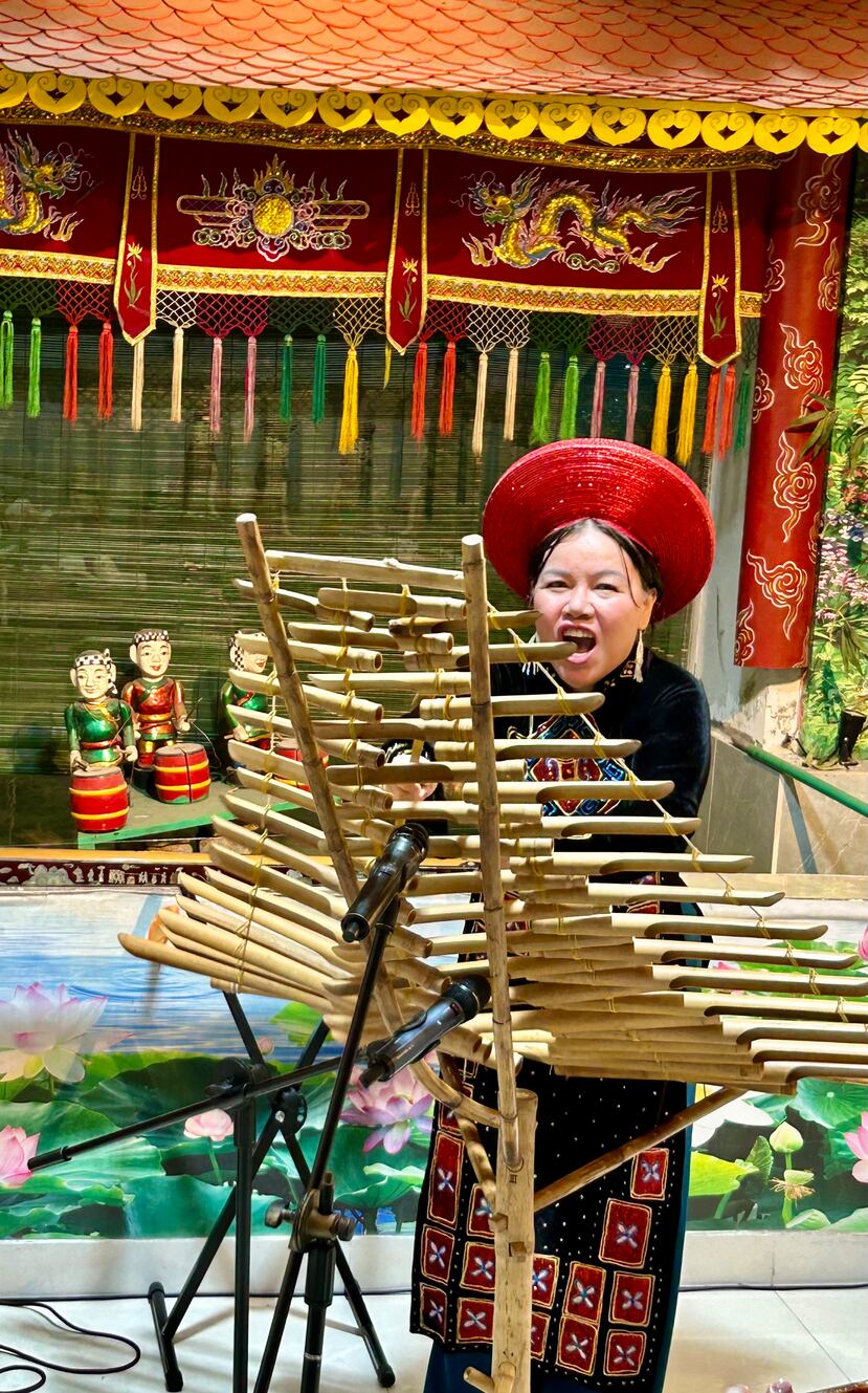 Tuyet Mai tocando el T'rung.
