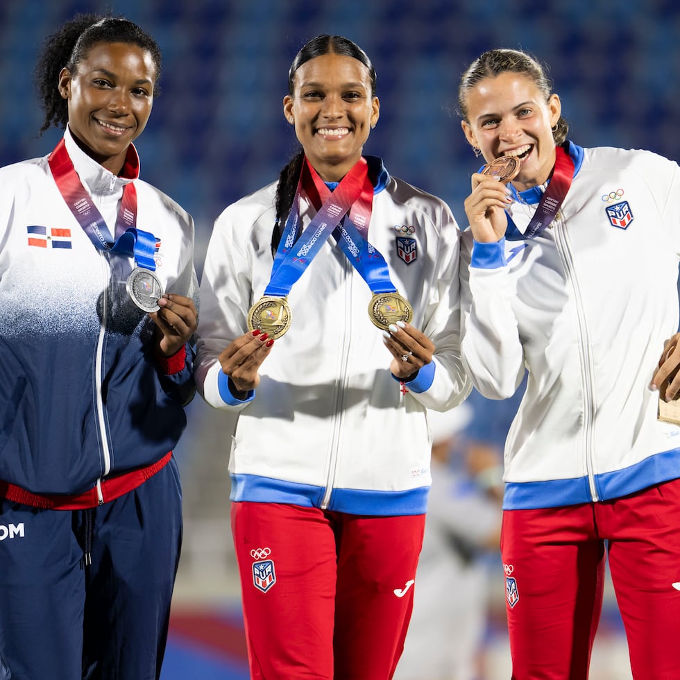 Alysbeth Félix (centro) posa con sus medallas de oro en Santo Domingo.