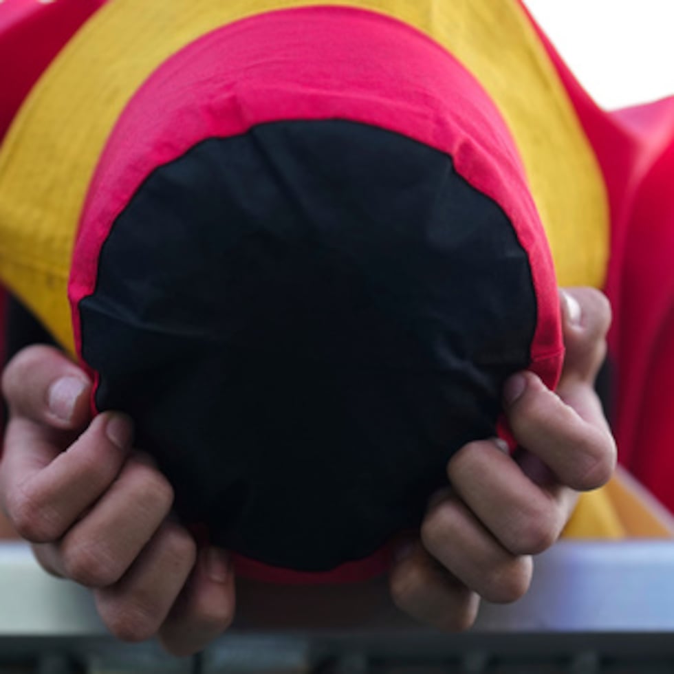 ARCHIVO - Un aficionado alemán reacciona en una zona de aficionados tras el partido de cuartos de final entre Alemania y España en el torneo de fútbol Euro 2024 en Berlín, Alemania, el 5 de julio de 2024. (AP Photo/Markus Schreiber, Archivo)