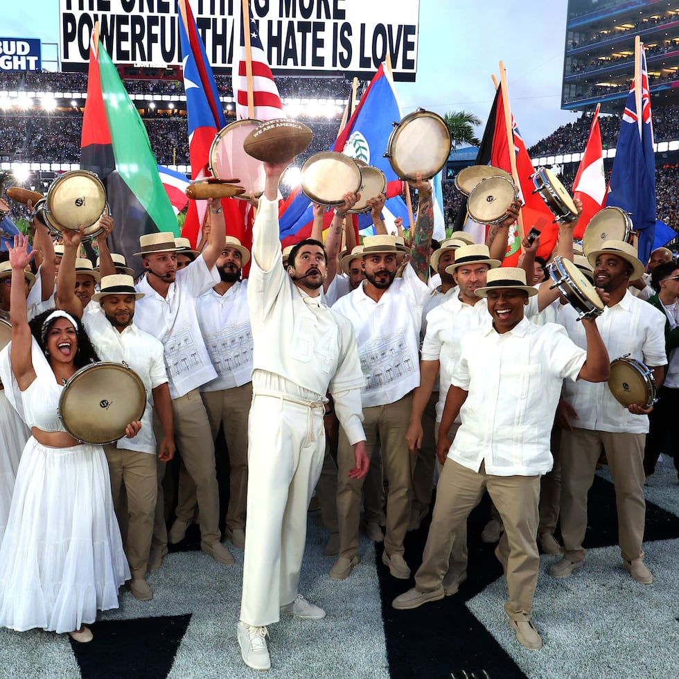 Bad Bunny provocó un terremoto político con su destacada presentación en el Super Bowl, que fue una afirmación de su identidad puertorriqueña, caribeña y latinoamericana.