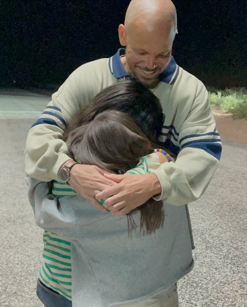 Escena de "In the Summers", donde Vicente abraza a sus hijas.