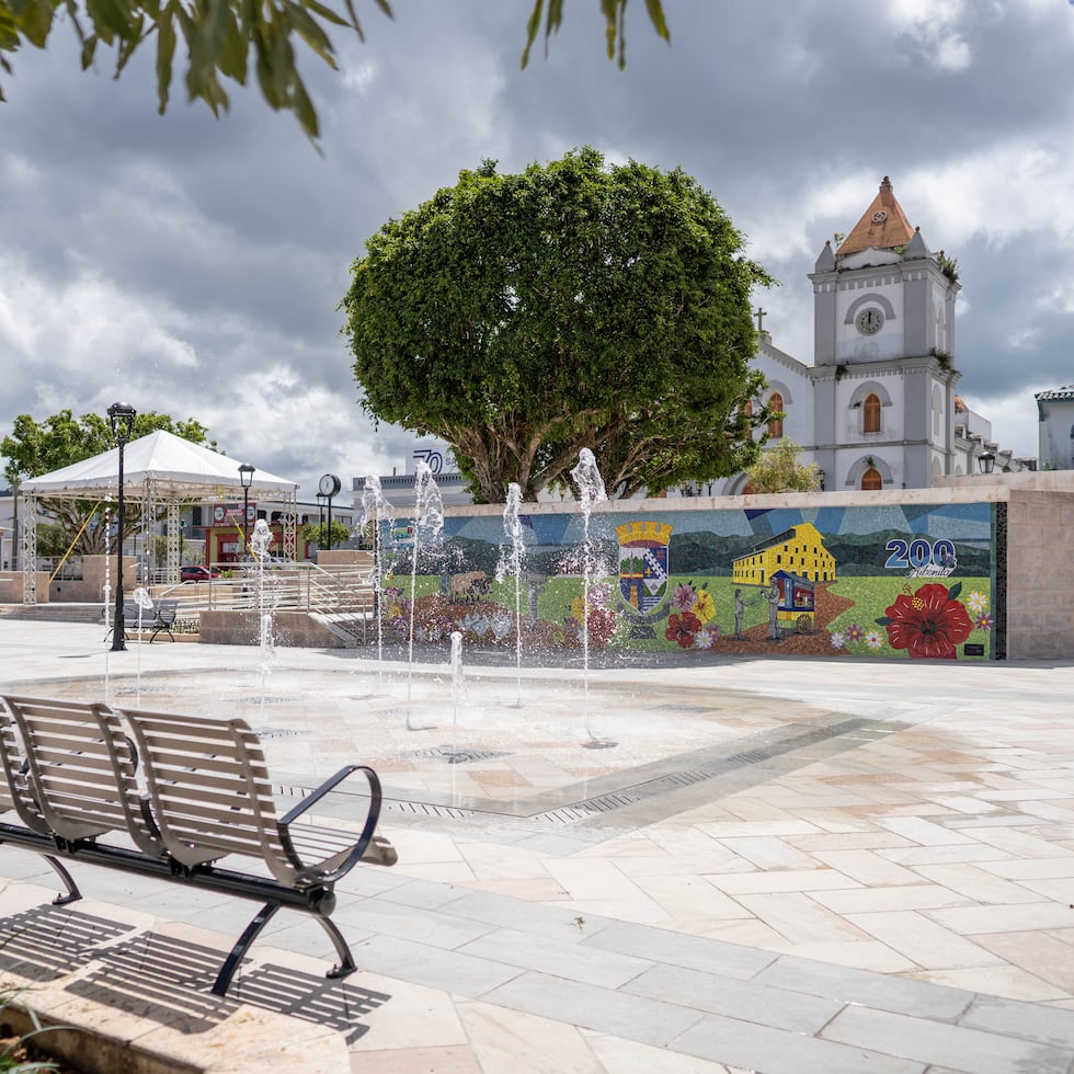 Aibonito ganó 109 habitantes o 0.4%.