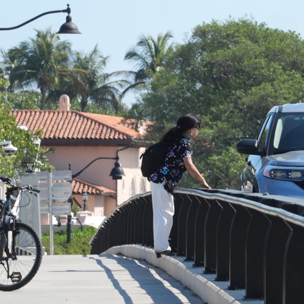 Un agente habla con un ciclista cerca de Mar-a-Lago.