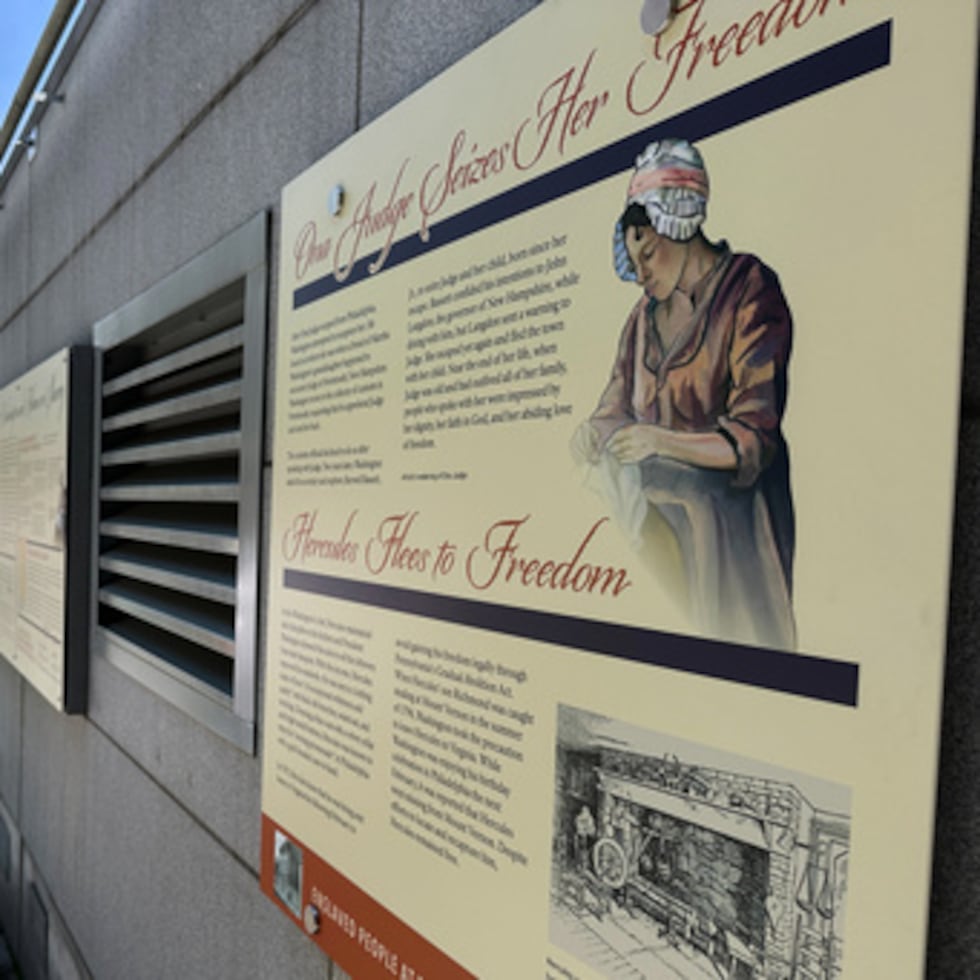 Los visitantes observan los paneles educativos sobre la esclavitud, que han sido reinstalados, en el recinto de la casa del presidente George Washington en Filadelfia, el miércoles 15 de julio.