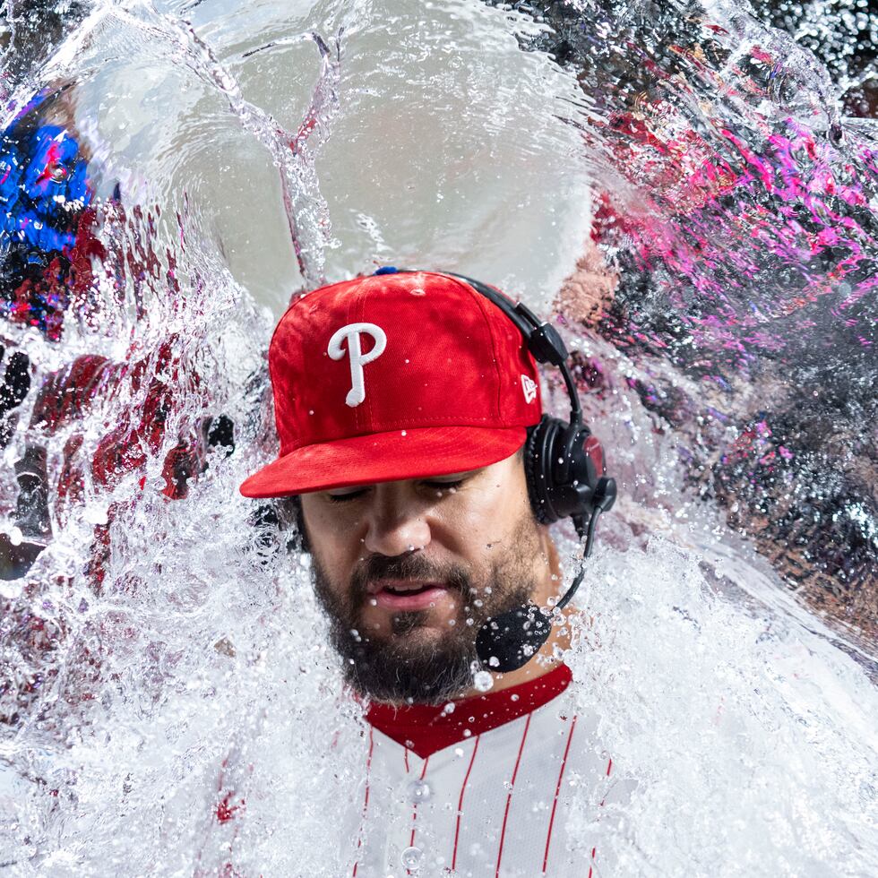 Kyle Schwarber de los Phillies de Filadelfia es bañado durante su entrevista tras la victoria ante los Metsde Nueva York el martes 9 de septiembre del 2025. (AP Foto/Chris Szagola)