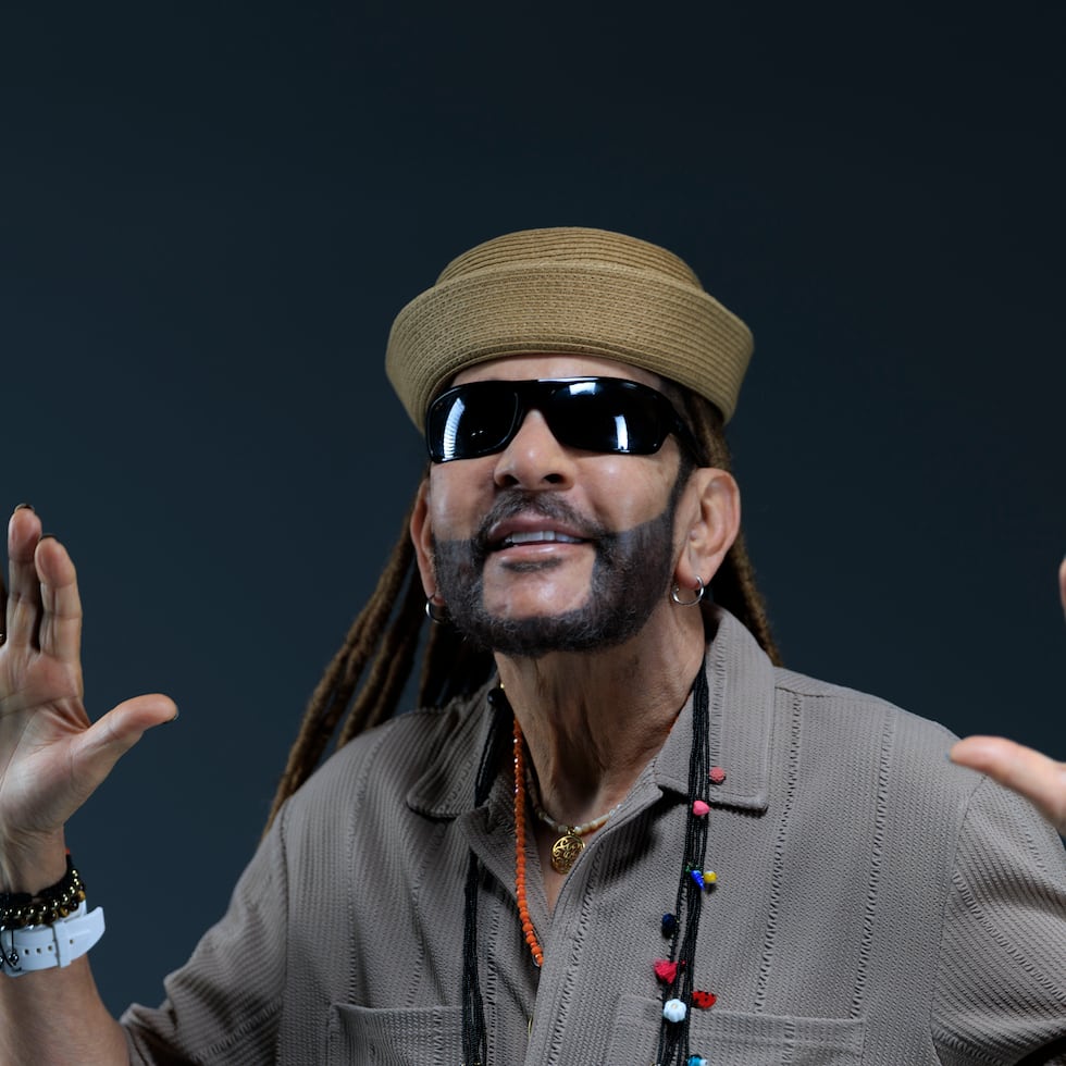 Con más de 36 años de trayectoria como solista, sumado a las décadas que estuvo en la agrupación de los Hermanos Rosario, el merenguero dominicano continúa viajando y llevando su música a distintos escenarios.