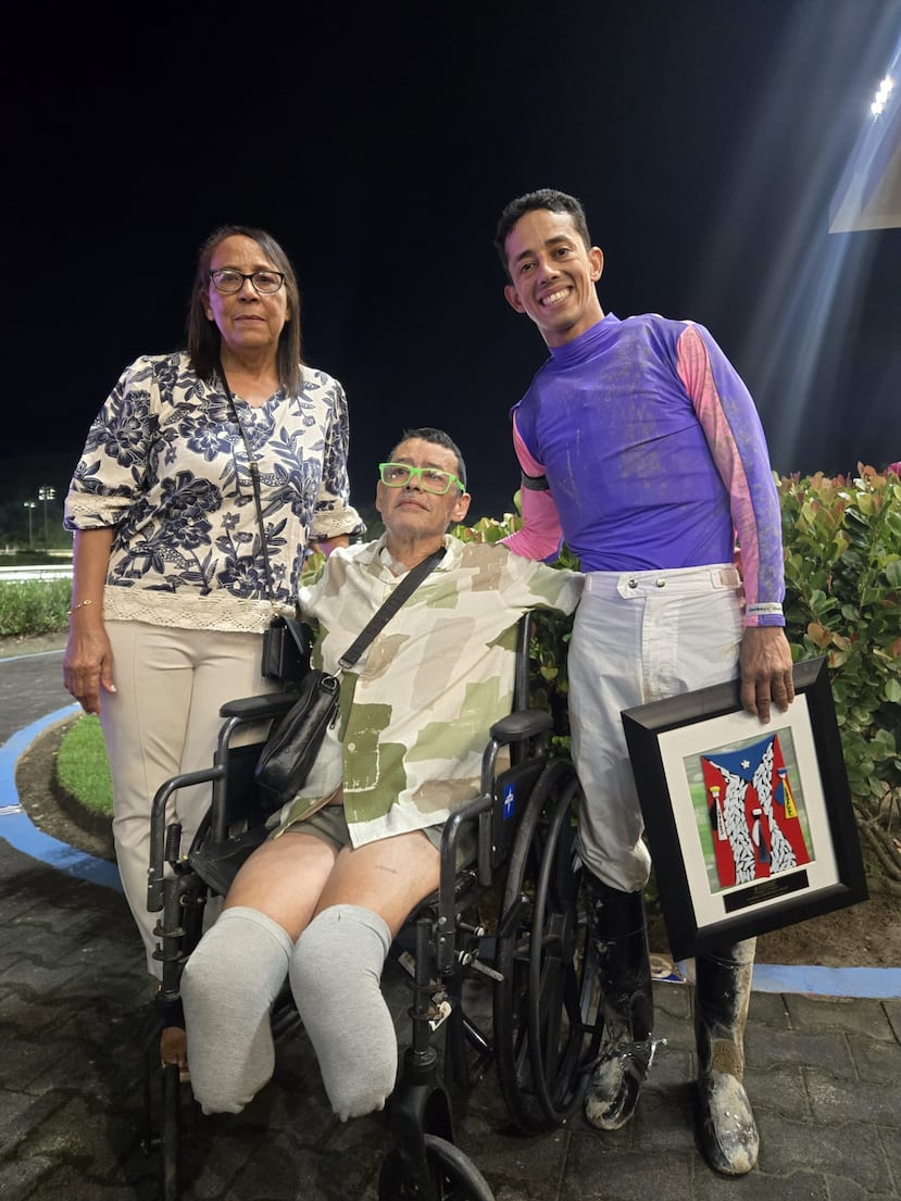 El jinete Édgar Zayas posa junto a su convaleciente padre y su señora madre luego de ganar el Jockey Challenge en el Hipódromo Camarero.