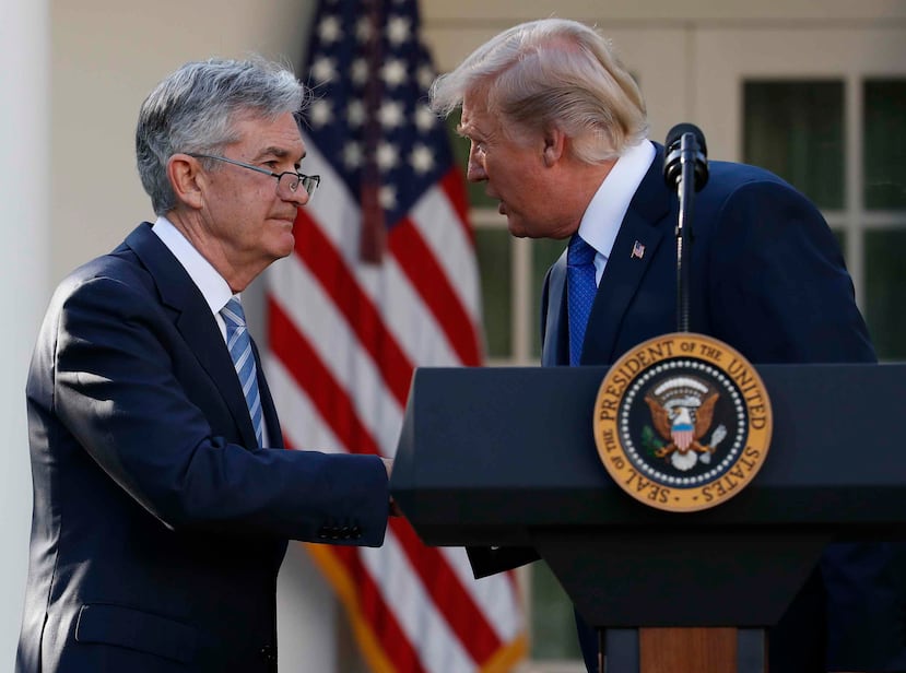 El presidente Donald Trump da la mano a Jerome Powell después de nominarlo como jefe de la Reserva Federal, en la Casa Blanca, en Washington. (AP)