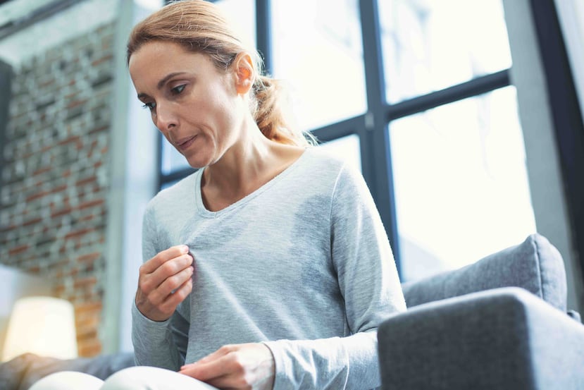 La mayoría de las pacientes (con menopausia prematura o temprana) presentan irregularidad menstrual y síntomas asociados a ello como calentones, resequedad vaginal y disminución en las ganas de tener relaciones sexuales.