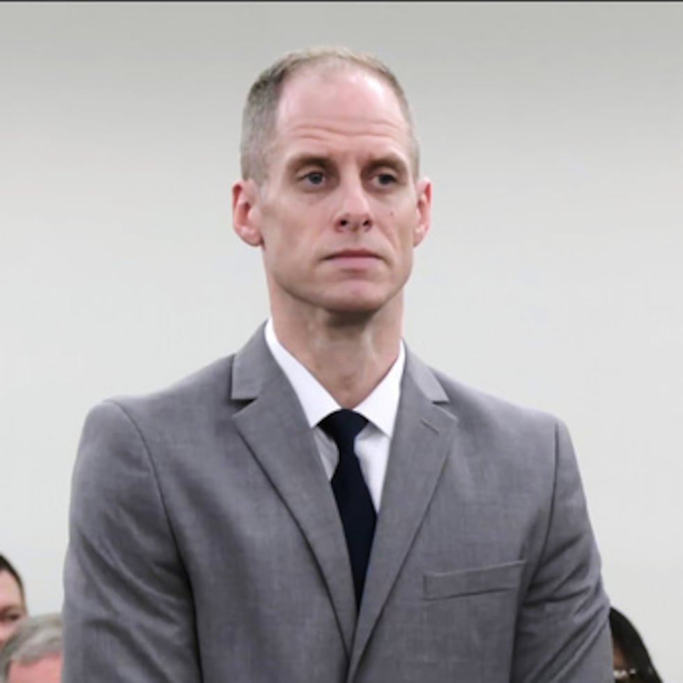 Esta imagen, tomada de un video de la sala de prensa, muestra a Caleb Flynn, de 40 años, escuchando al juez leer el veredicto del jurado en el Tribunal de Primera Instancia del Condado de Miami el martes 29 de septiembre de 2026, en Troy, Ohio.